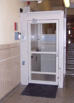 Wheelchair lift with aluminum frame / Plexiglas enclosure - school (lower level)